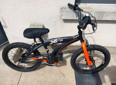 Kids bike size 18 inch wheels.