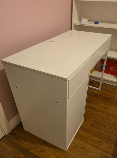 white computet desk in excellent condition