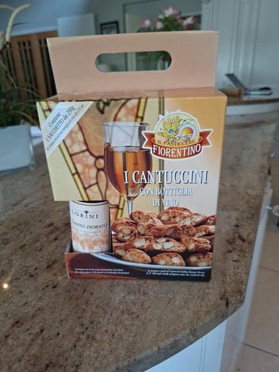 Italian gift box (wine & biscuits)