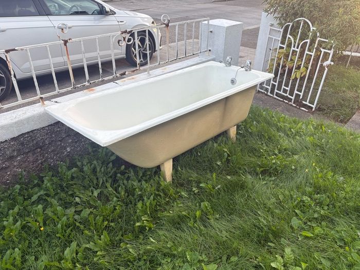 Cast iron bath