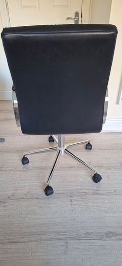 Black ribbed office chair with chrome base