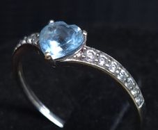 Vintage 9ct White Gold Blue Heart Ring