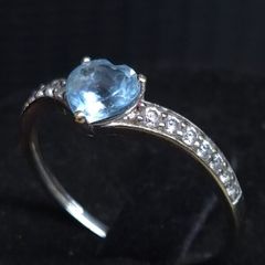Vintage 9ct White Gold Blue Heart Ring