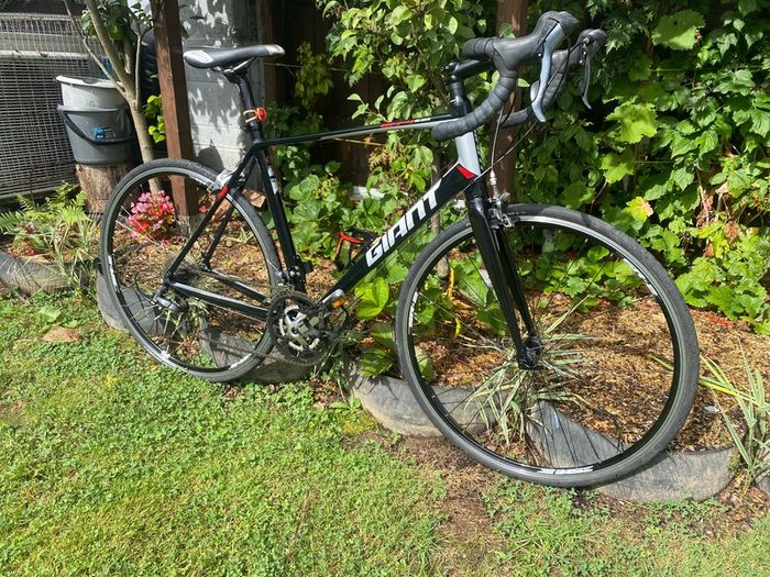 Like new Giant Defy 5 ML 700x25c wheels 2x8=16 speed 21 inch frame very good condition