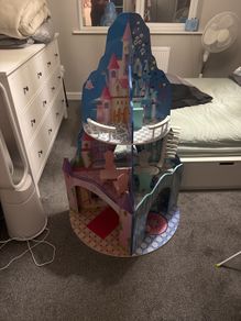 Kids play castle.