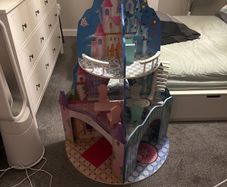 Kids play castle.