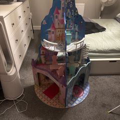 Kids play castle.