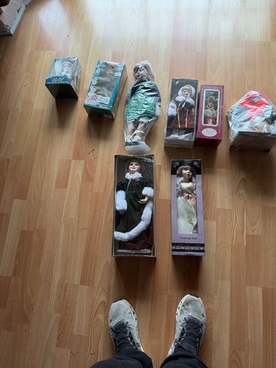 Selection of 8 beautiful porcelain and Victorian-style collectable dolls