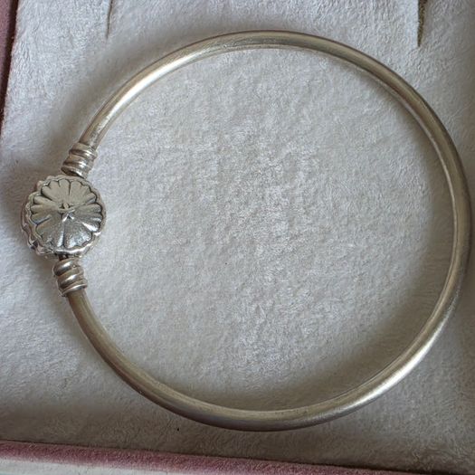 Pandora moments bangle sparkly snowflake claps in good condition small size
