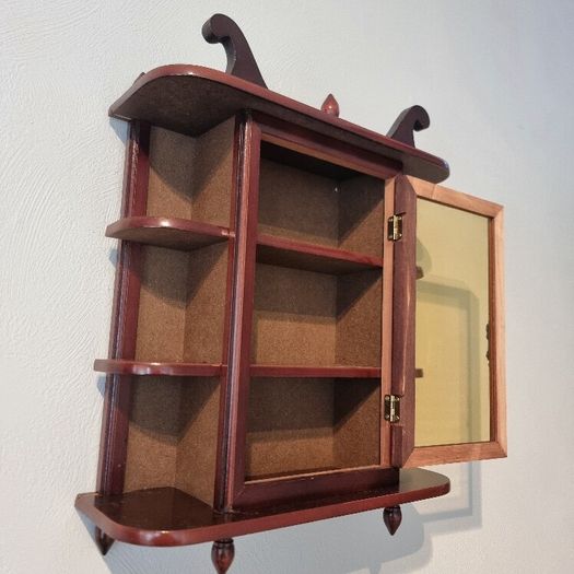 display small item's miniature clocks and such like