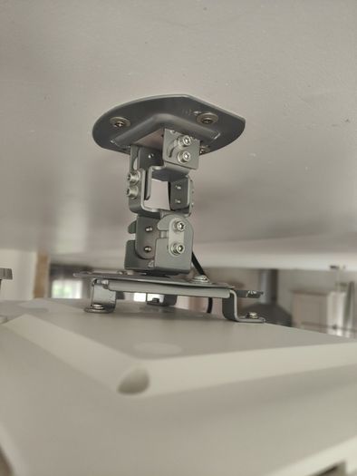 Projector ceiling mount
