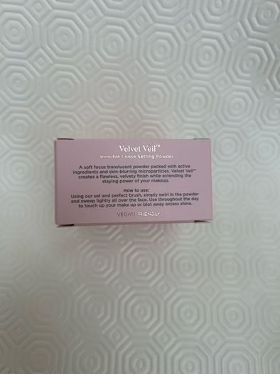 Sculpted by Aimee Velvet Veil Invisible Loose Setting Powder.