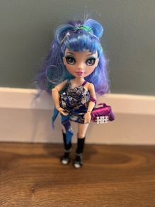 Rainbow High -Holly De'Vious (Blue) doll
