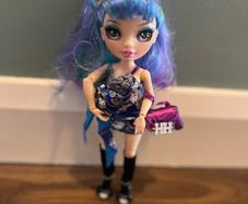 Rainbow High -Holly De'Vious (Blue) doll