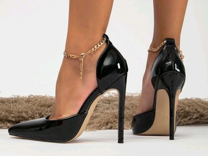 Black shiny leather stilettos with gold ankle chains, size 39