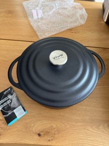 Brand new Vivo by Villeroy and Boch Group Cast Iron Casserole Dish with Self-Basting Pan Lid