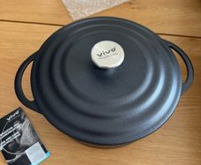Brand new Vivo by Villeroy and Boch Group Cast Iron Casserole Dish with Self-Basting Pan Lid
