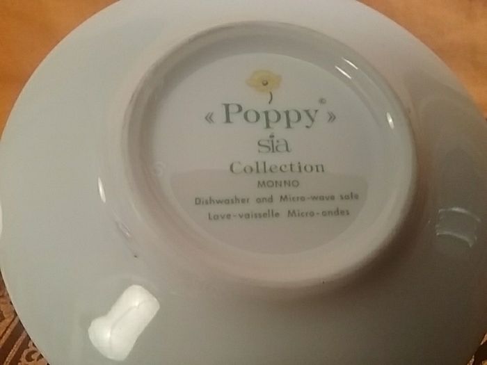SIA Poppy Coffee Cups & Saucers