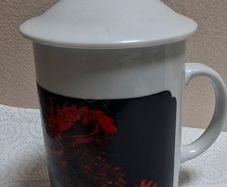 colour change cup. Picture changes from dragon to great wall of china when hot liquid added.