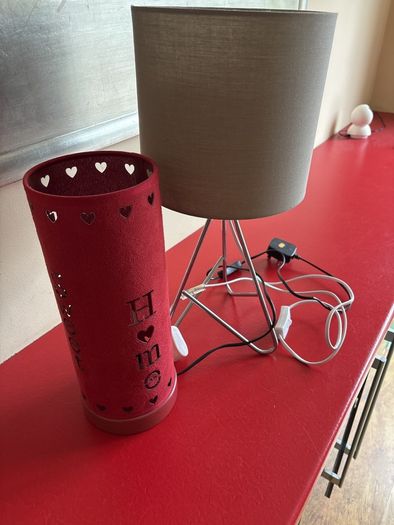 2 table lamps with bulbs