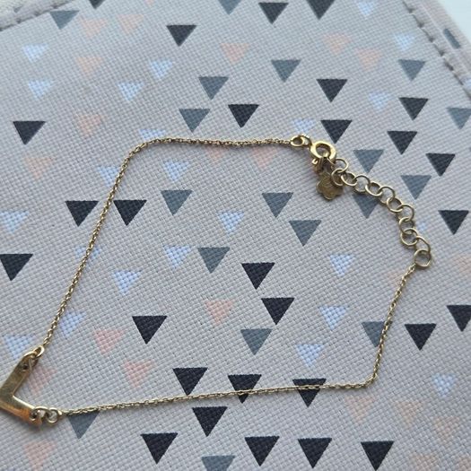 925 sterling silver bracelet with yellow gold plating and V shaped pendant.