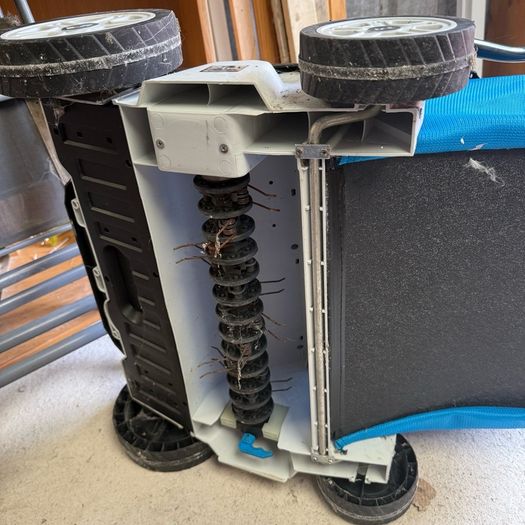 2-in-1 lawn raker and scarifier