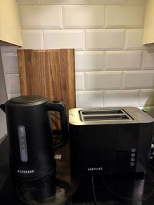 Electric kettle and toaster set