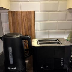 Electric kettle and toaster set