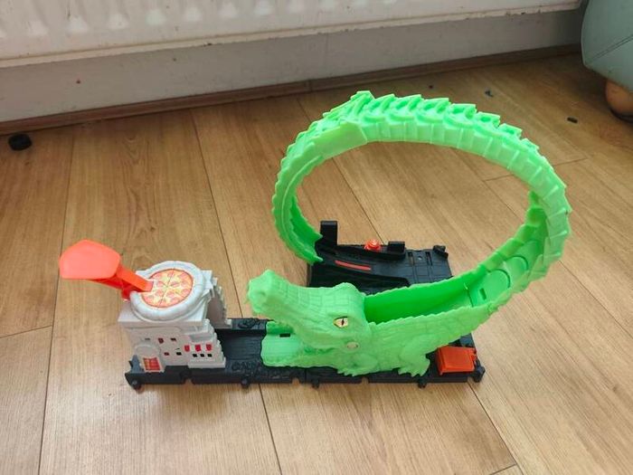 Hot WheelsCrocodile Attack Playset - Racetrack, Looping, Spiral, Adjustable Tail, Pizzeria Design