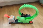 Hot WheelsCrocodile Attack Playset - Racetrack, Looping, Spiral, Adjustable Tail, Pizzeria Design