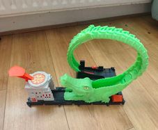 Hot WheelsCrocodile Attack Playset - Racetrack, Looping, Spiral, Adjustable Tail, Pizzeria Design