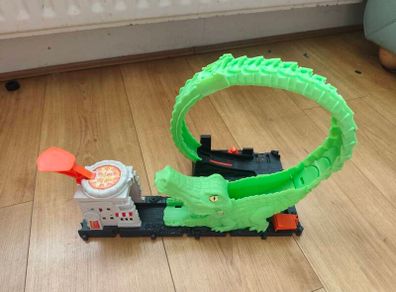 Hot WheelsCrocodile Attack Playset - Racetrack, Looping, Spiral, Adjustable Tail, Pizzeria Design