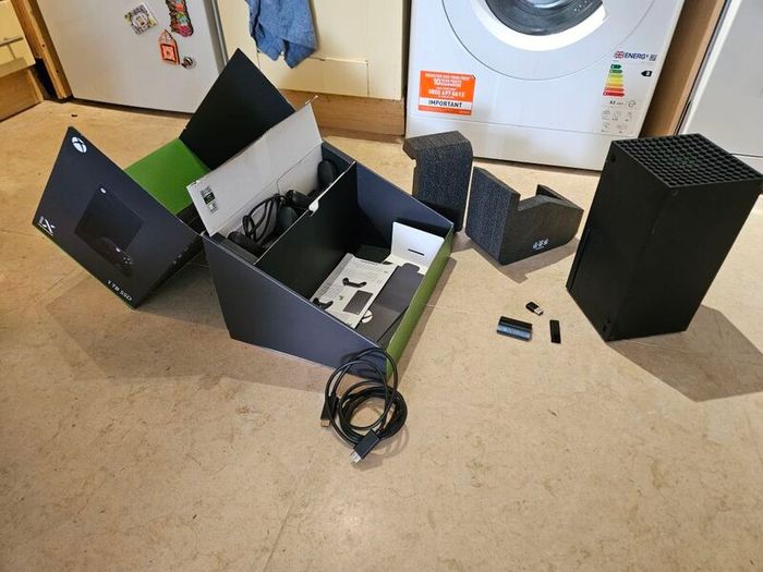 Xbox woth 2x controllers