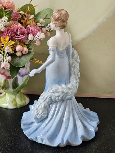Coalport Figurine of the year 1999 Ladies Of Fashion" Debbie"