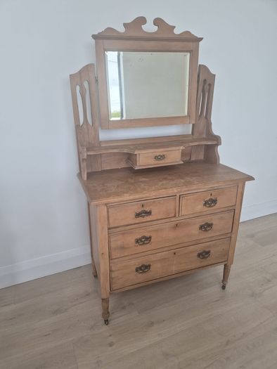 Vintage style dressing table