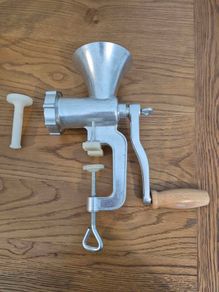 Manual meat grinder