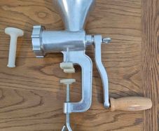 Manual meat grinder
