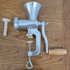 Manual meat grinder