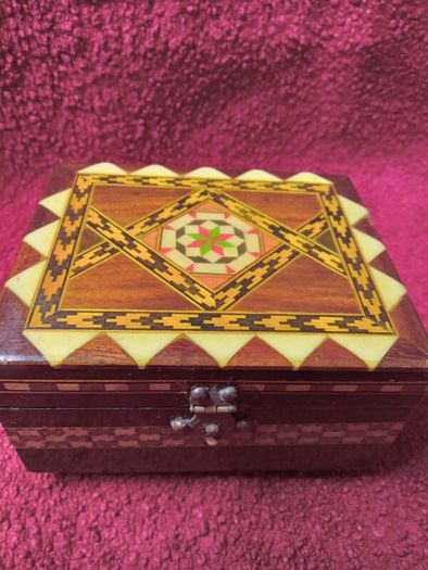 Vintage Musical Jewellery / Trinket Box