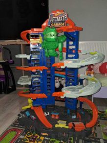 Hot wheels ultimate garage & transporter