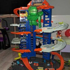 Hot wheels ultimate garage & transporter