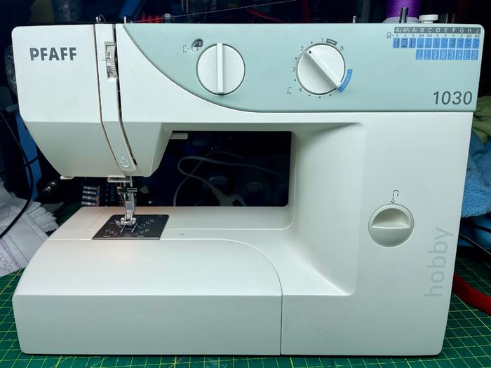 PFAFF hobby 1030 Heavy Duty Sewing Machine - Just serviced - like new condition
