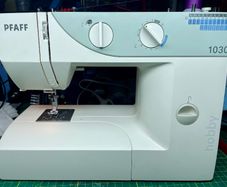 PFAFF hobby 1030 Heavy Duty Sewing Machine - Just serviced - like new condition