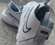 kids nike flex runners/trainers