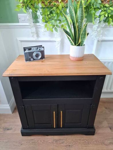 Luxury cabinet finished with beautiful golden handles.