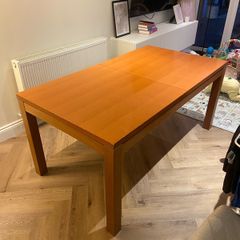 Extendable veneer wood dining table