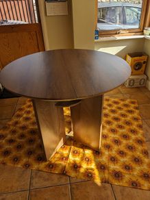 Round dining table