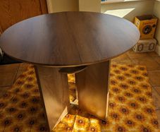 Round dining table