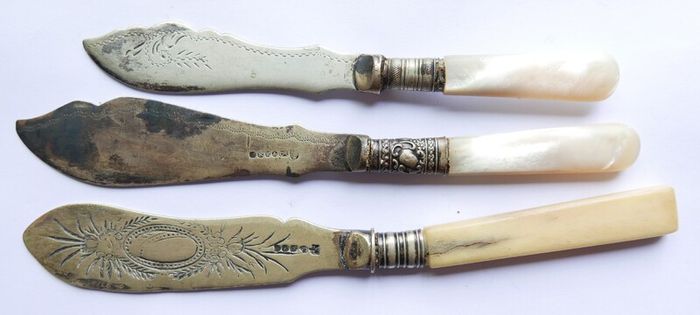 Vintage Sheffield butter or fish knives, two knives have white mother-of-pearl handles