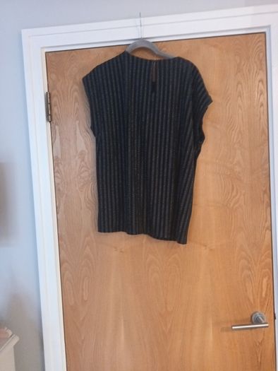 Gallery Black   Sleevless Top  S.M. 12-14.   B.N.W.T